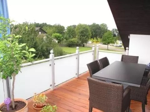 Balkon mit Sitzgruppe und Blick ins Grüne – Ferienwohnung Regina Donauwörth