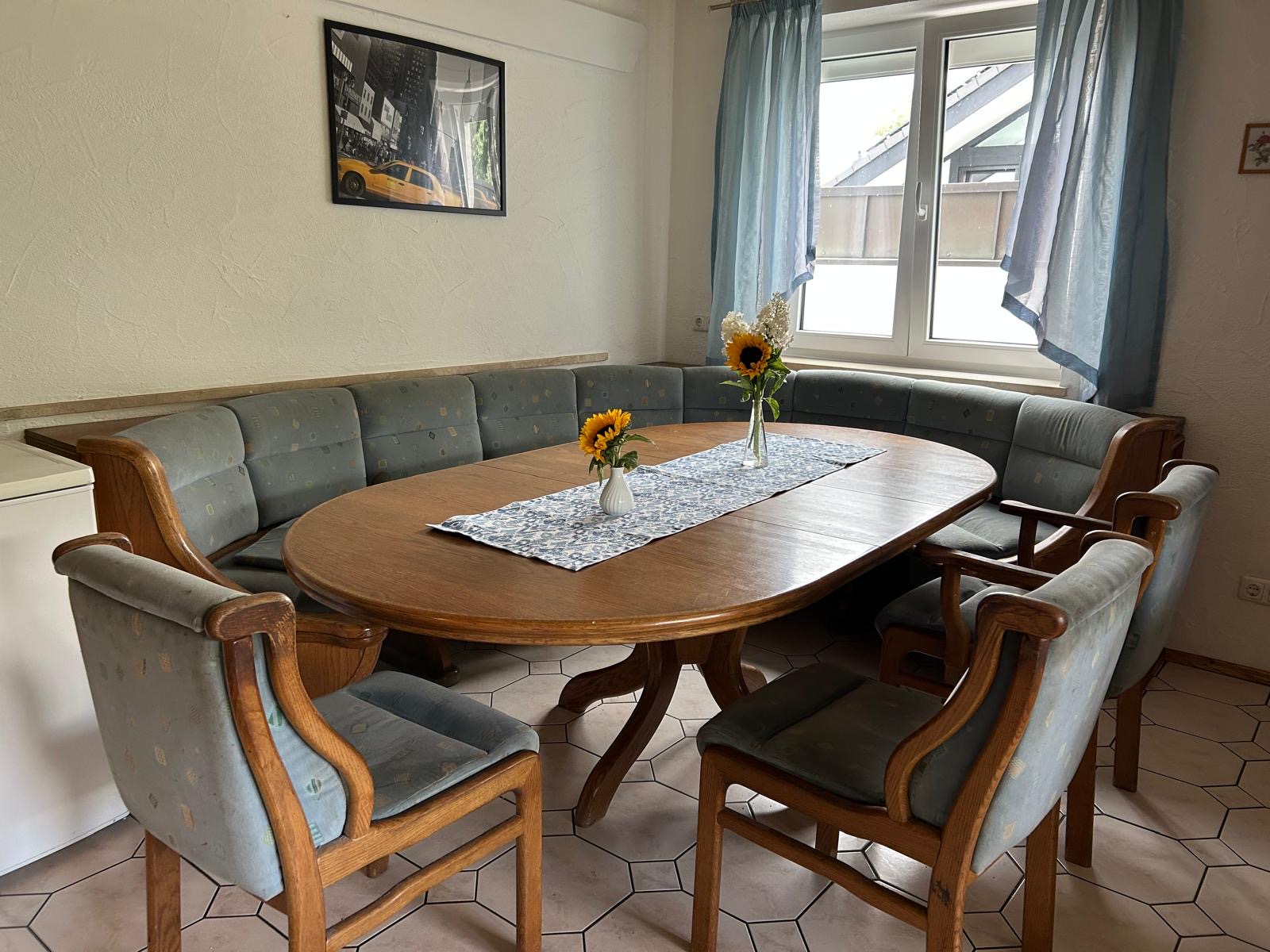 Essecke mit rundem Esstisch und Sitzbank – Ferienwohnung Regina Donauwörth